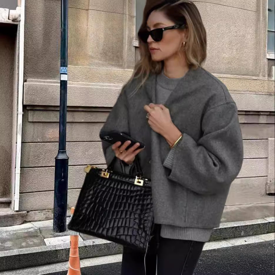 Damernas oversized ulljacka med elegant snitt och avslappnad look Mirla-Eva Jonsson