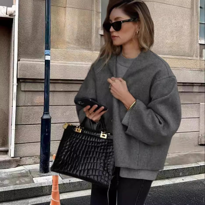 Damernas oversized ulljacka med elegant snitt och avslappnad look Mirla-Eva Jonsson
