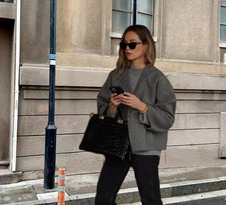 Damernas oversized ulljacka med elegant snitt och avslappnad look Mirla-Eva Jonsson