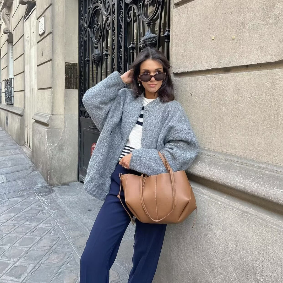 Damernas oversized vinterjacka med hög krage och praktiska fickor Mirla-Eva Jonsson