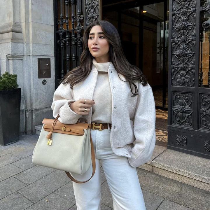 Damernas oversized vinterjacka med hög krage och praktiska fickor Mirla-Eva Jonsson