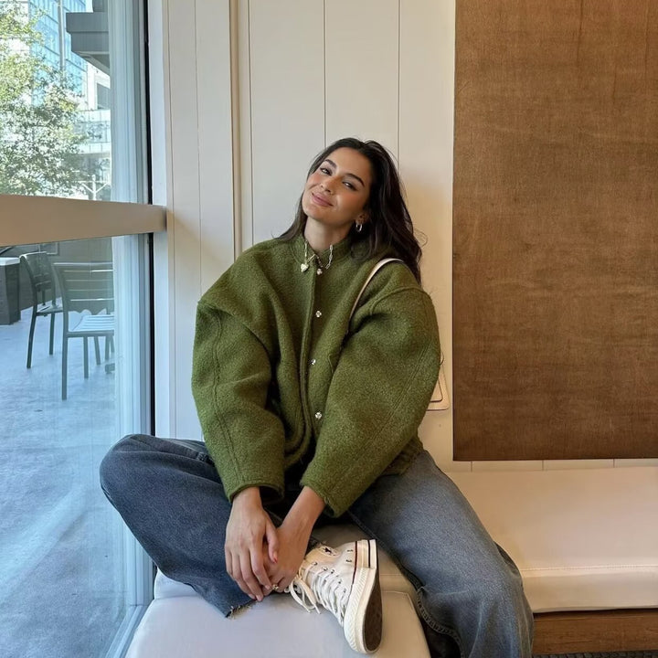 Damernas oversized vinterjacka med hög krage och praktiska fickor Mirla-Eva Jonsson