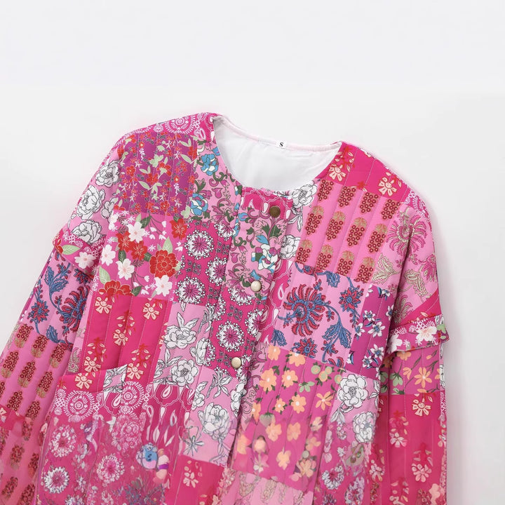 Damernas patchworkjacka med florala motiv och praktiska fickor Mirla-Eva Jonsson