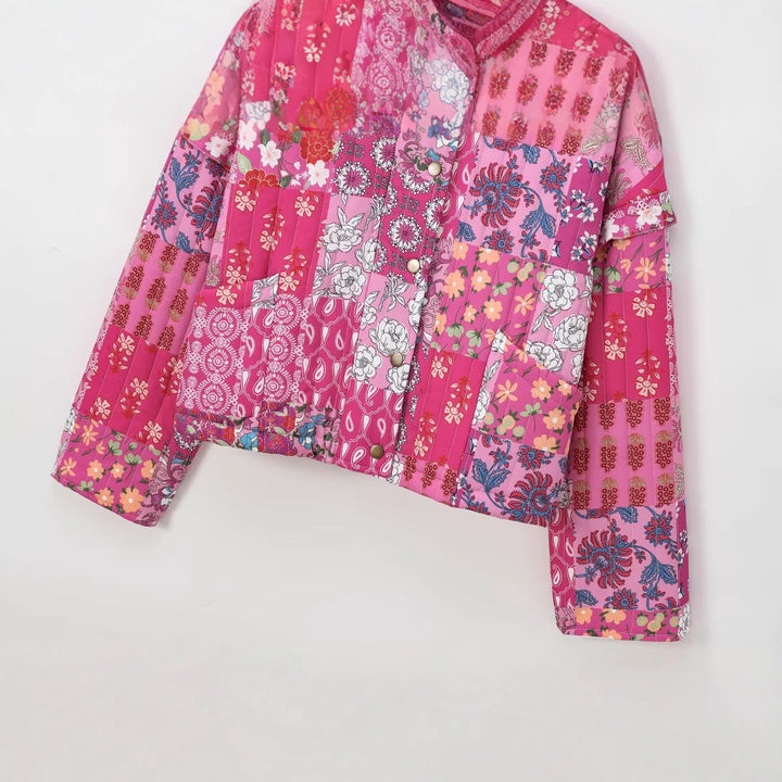 Damernas patchworkjacka med florala motiv och praktiska fickor Mirla-Eva Jonsson