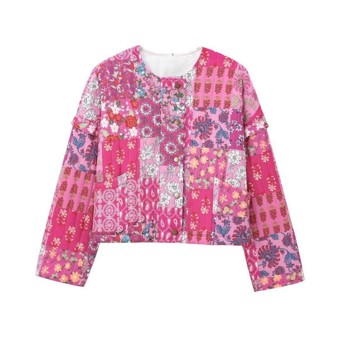 Damernas patchworkjacka med florala motiv och praktiska fickor Mirla-Eva Jonsson