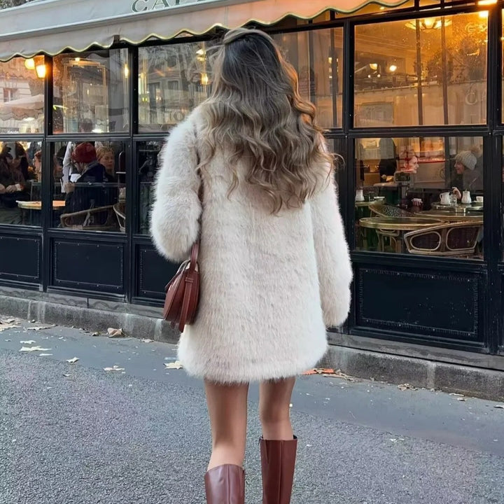 Damernas plyschjacka med eleganta slag och praktiska fickor Mirla-Eva Jonsson