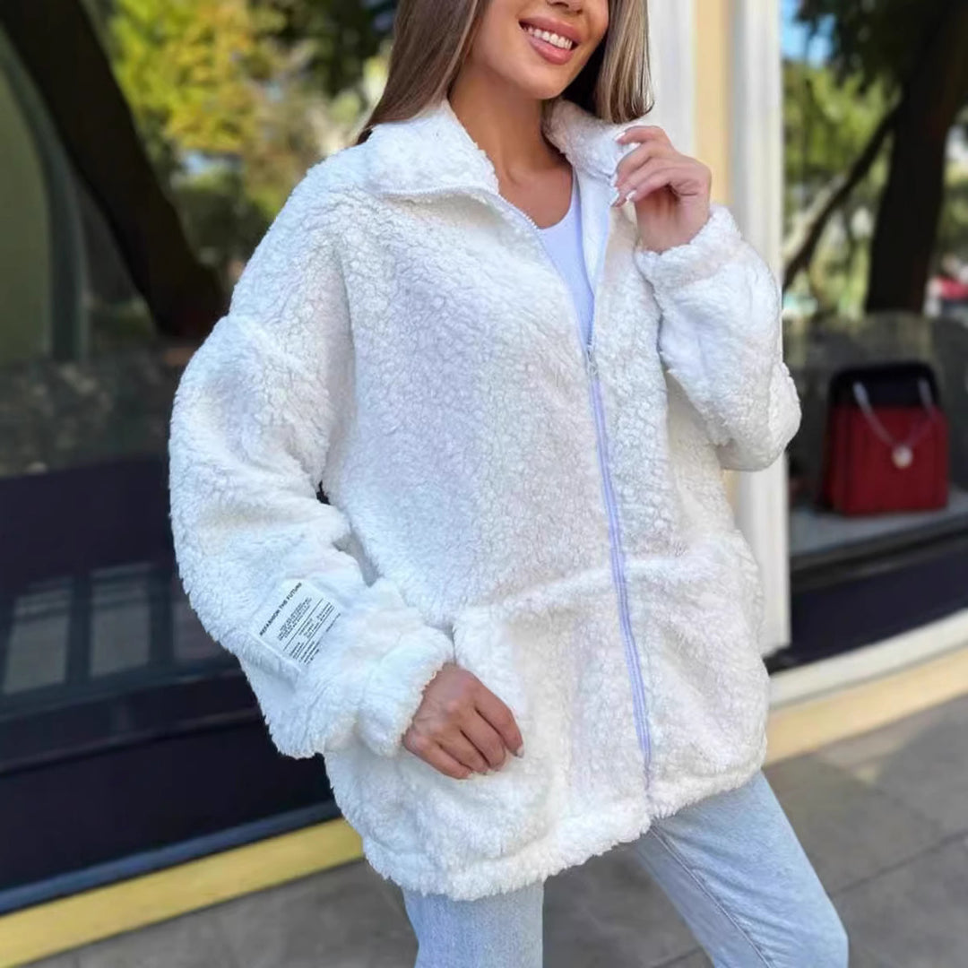 Damernas plyschjacka med fluffigt foder och praktiska fickor Mirla-Eva Jonsson