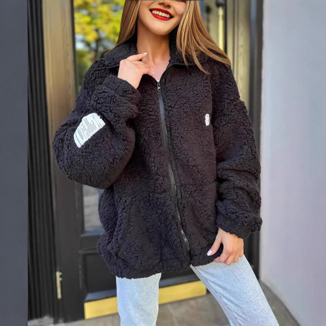 Damernas plyschjacka med fluffigt foder och praktiska fickor Mirla-Eva Jonsson