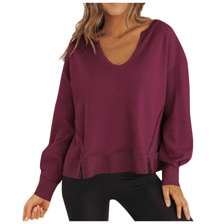 Damernas pullover med V-hals och dekorativa sidoklipp Mirla-Eva Jonsson
