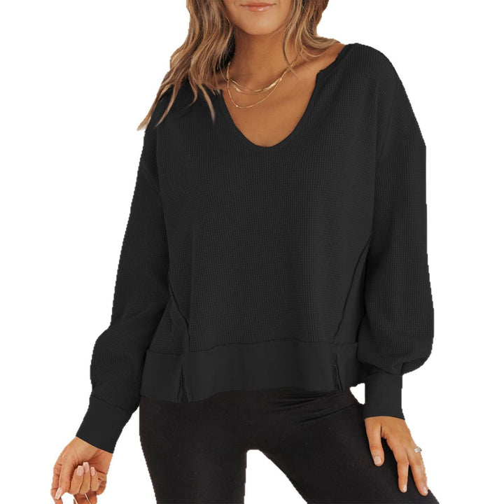 Damernas pullover med V-hals och dekorativa sidoklipp Mirla-Eva Jonsson