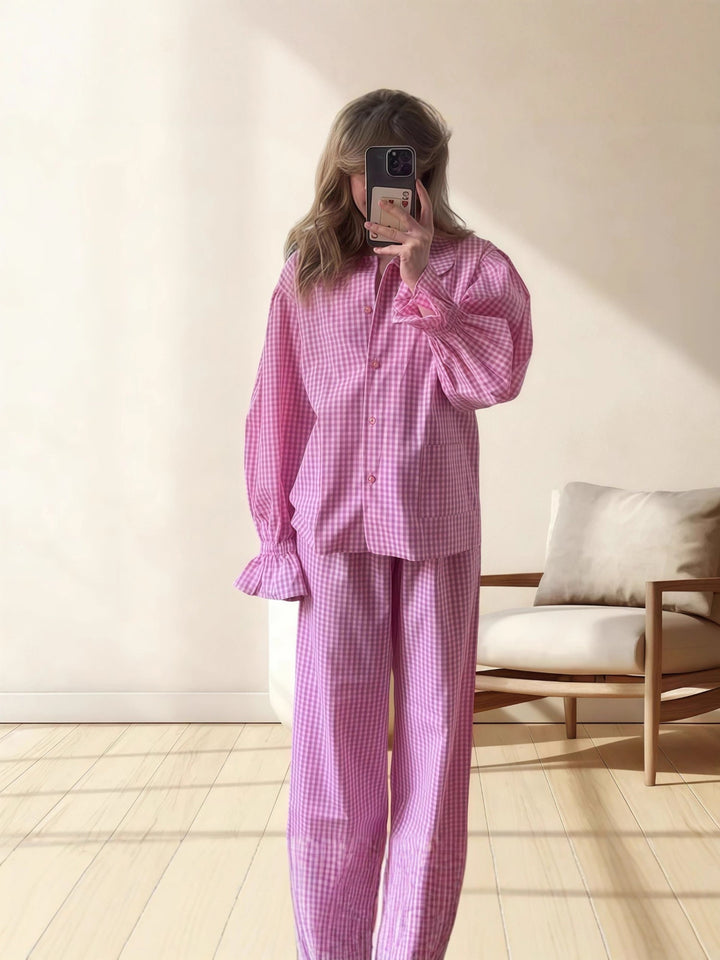 Damernas pyjamas set med ett modernt rutig mönster och voluminösa ärmar Mirla-Eva Jonsson
