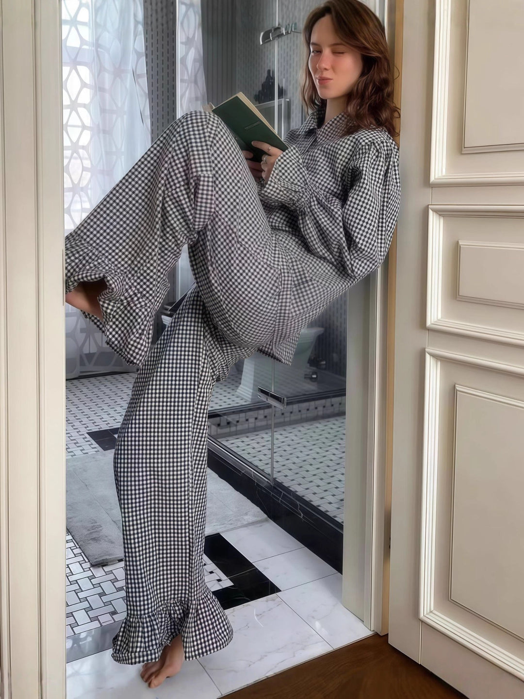 Damernas pyjamas set med ett modernt rutig mönster och voluminösa ärmar Mirla-Eva Jonsson