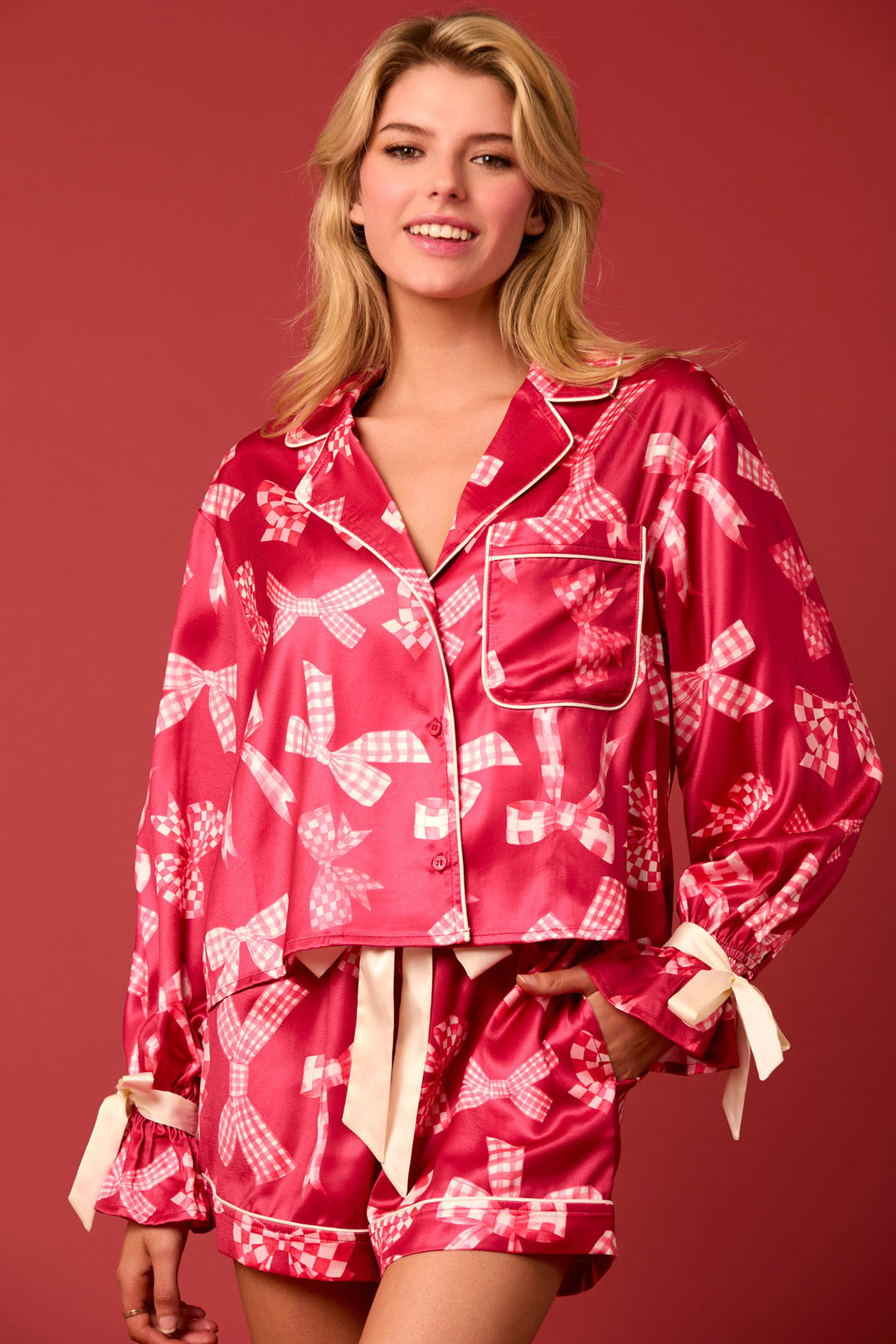 Damernas pyjamas-set med festligt julmotiv och eleganta volangdetaljer Eva Jonsson-Eva Jonsson