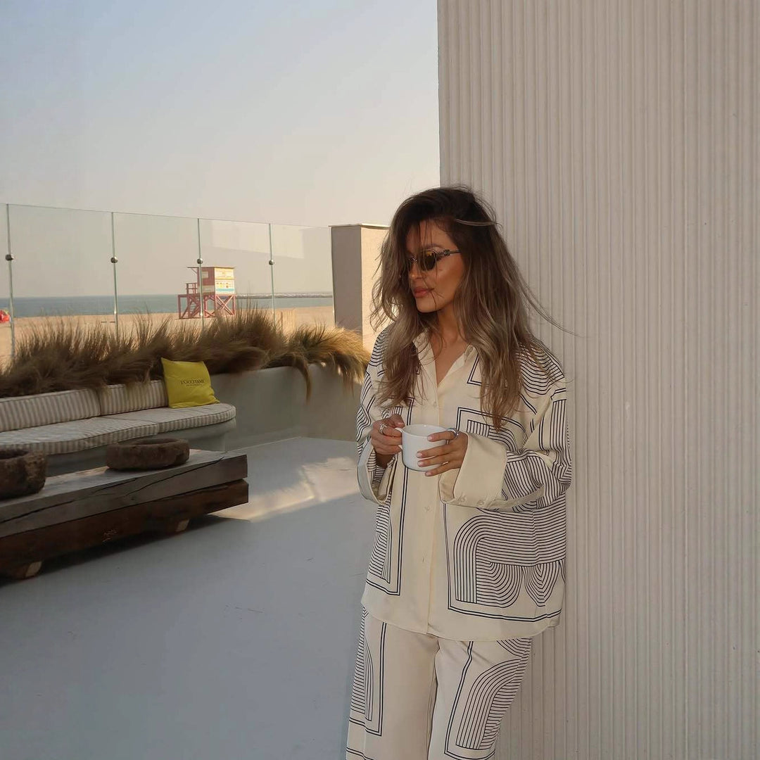 Damernas pyjamasset med modernt geometriskt mönster Mirla-Eva Jonsson