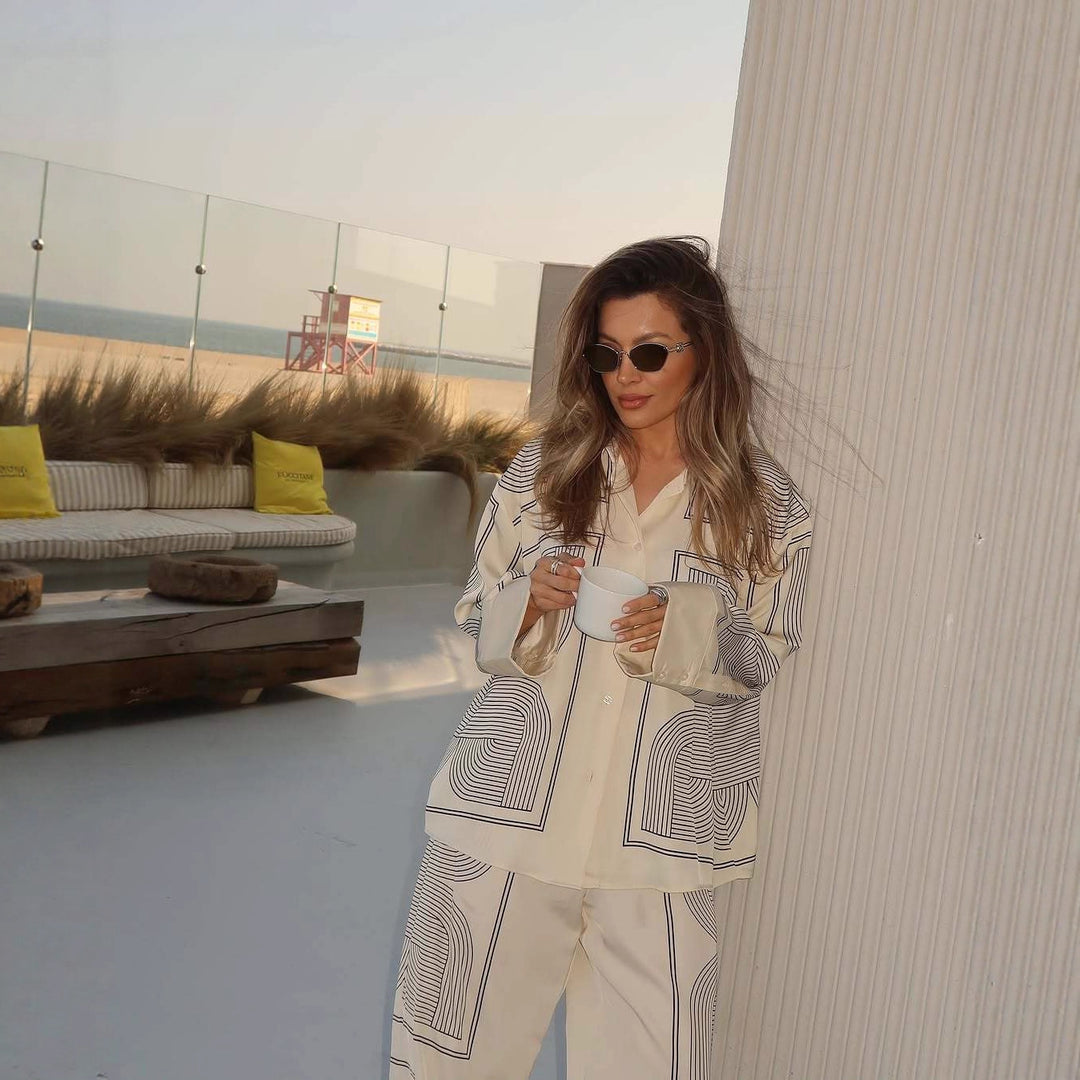 Damernas pyjamasset med modernt geometriskt mönster Mirla-Eva Jonsson