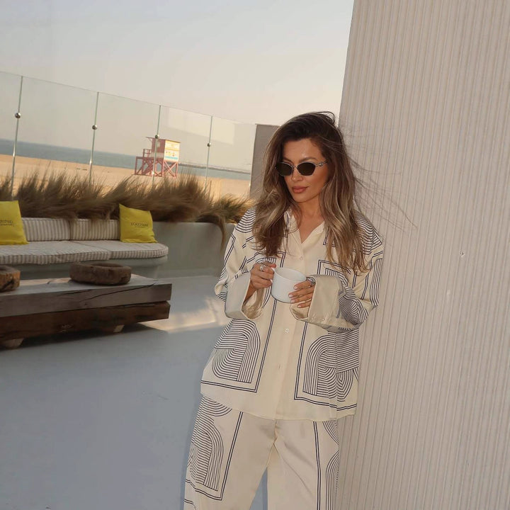 Damernas pyjamasset med modernt geometriskt mönster Mirla-Eva Jonsson