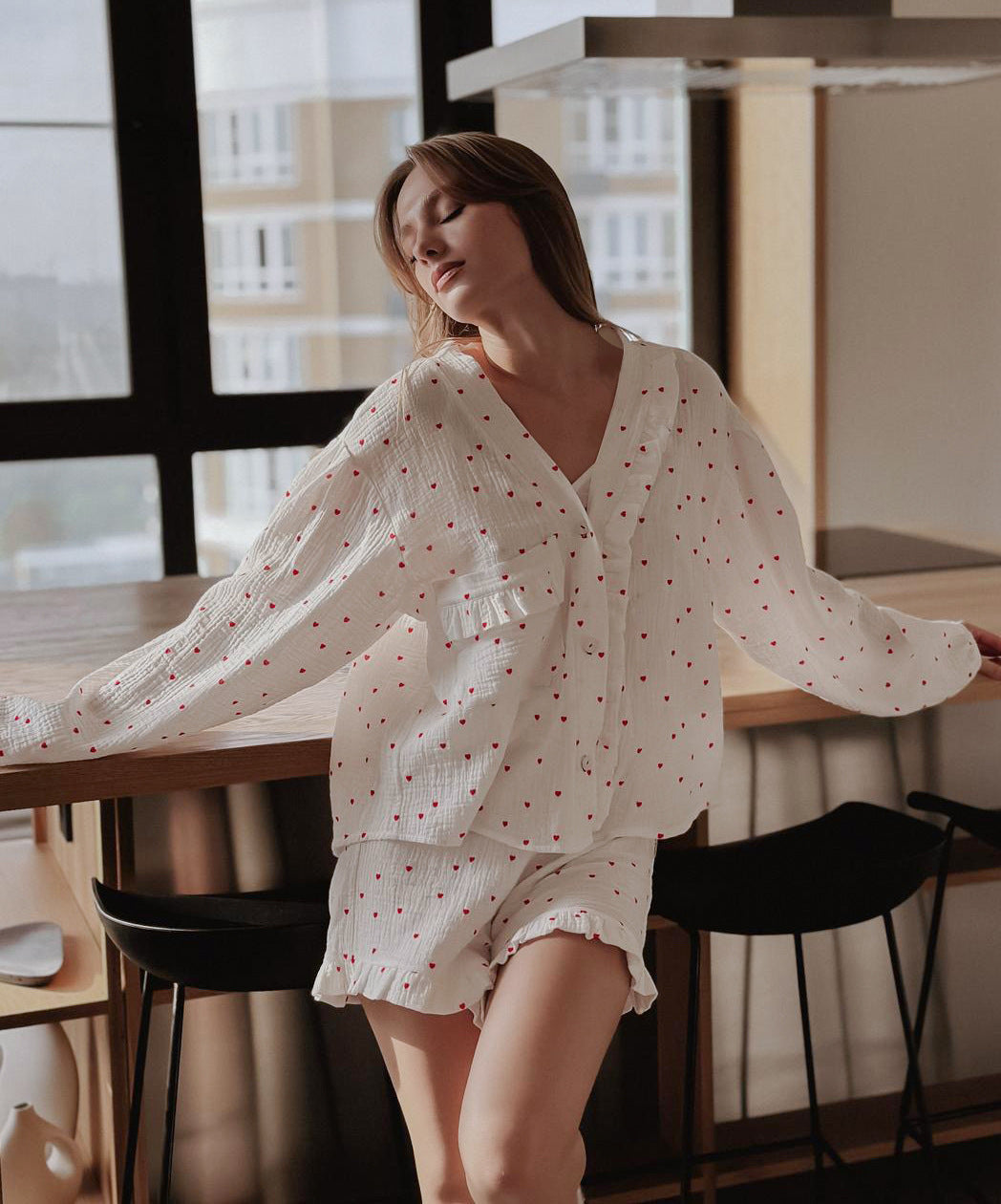 Damernas pyjamasセット med avslappnad knäppning och volangdetaljer Mirla-Eva Jonsson