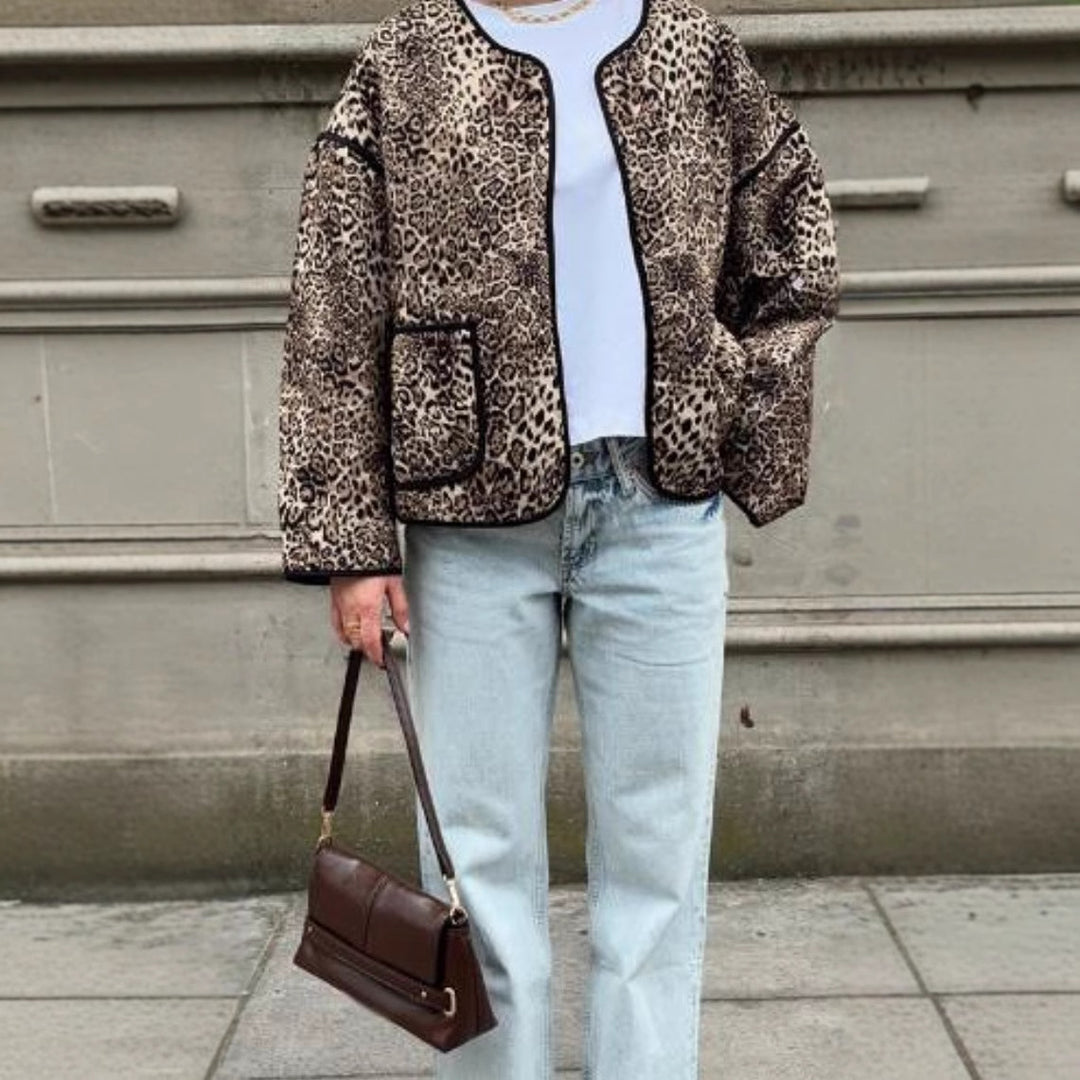 Damernas quiltad blousonjacka med konstfärdig leopardmönster Mirla-Eva Jonsson