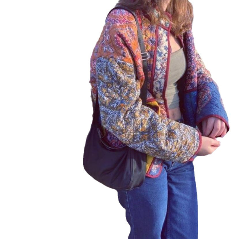 Damernas quiltad jacka med färgglad patchworkdesign och praktiska fickor Mirla-Eva Jonsson
