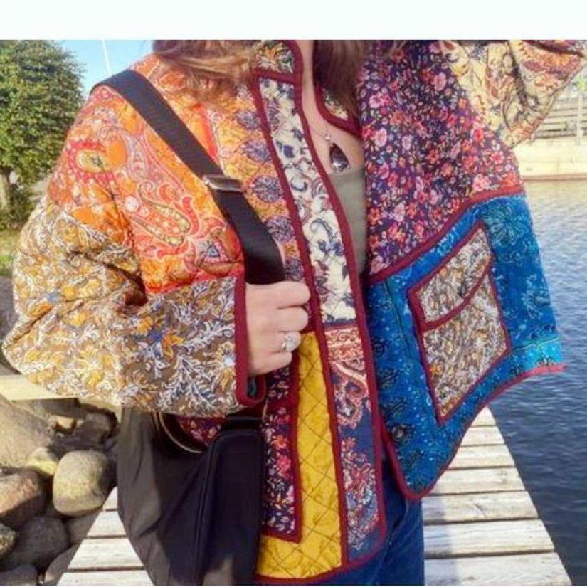 Damernas quiltad jacka med färgglad patchworkdesign och praktiska fickor Mirla-Eva Jonsson