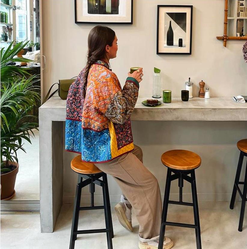 Damernas quiltad jacka med färgglad patchworkdesign och praktiska fickor Mirla-Eva Jonsson