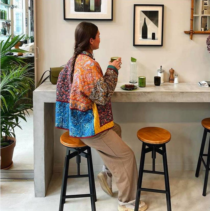 Damernas quiltad jacka med färgglad patchworkdesign och praktiska fickor Mirla-Eva Jonsson