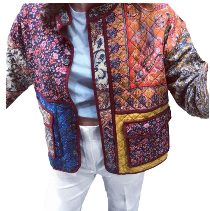 Damernas quiltad jacka med färgglad patchworkdesign och praktiska fickor Mirla-Eva Jonsson