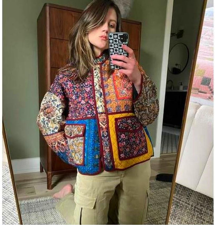 Damernas quiltad jacka med färgglad patchworkdesign och praktiska fickor Mirla-Eva Jonsson