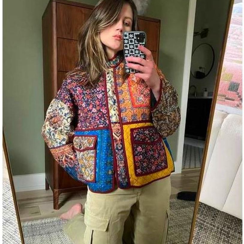 Damernas quiltad jacka med färgglad patchworkdesign och praktiska fickor Mirla-Eva Jonsson