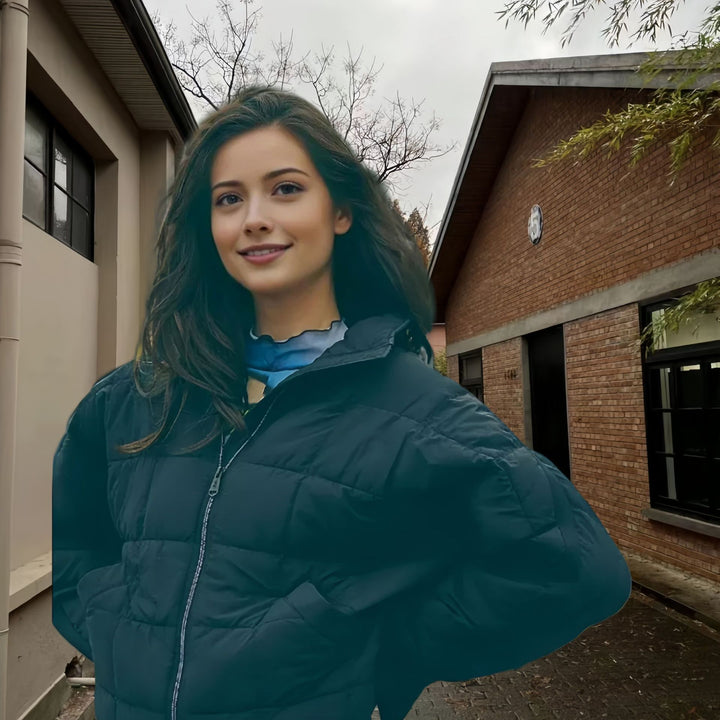 Damernas quiltad jacka med hög krage och praktisk dragkedja Mirla-Eva Jonsson