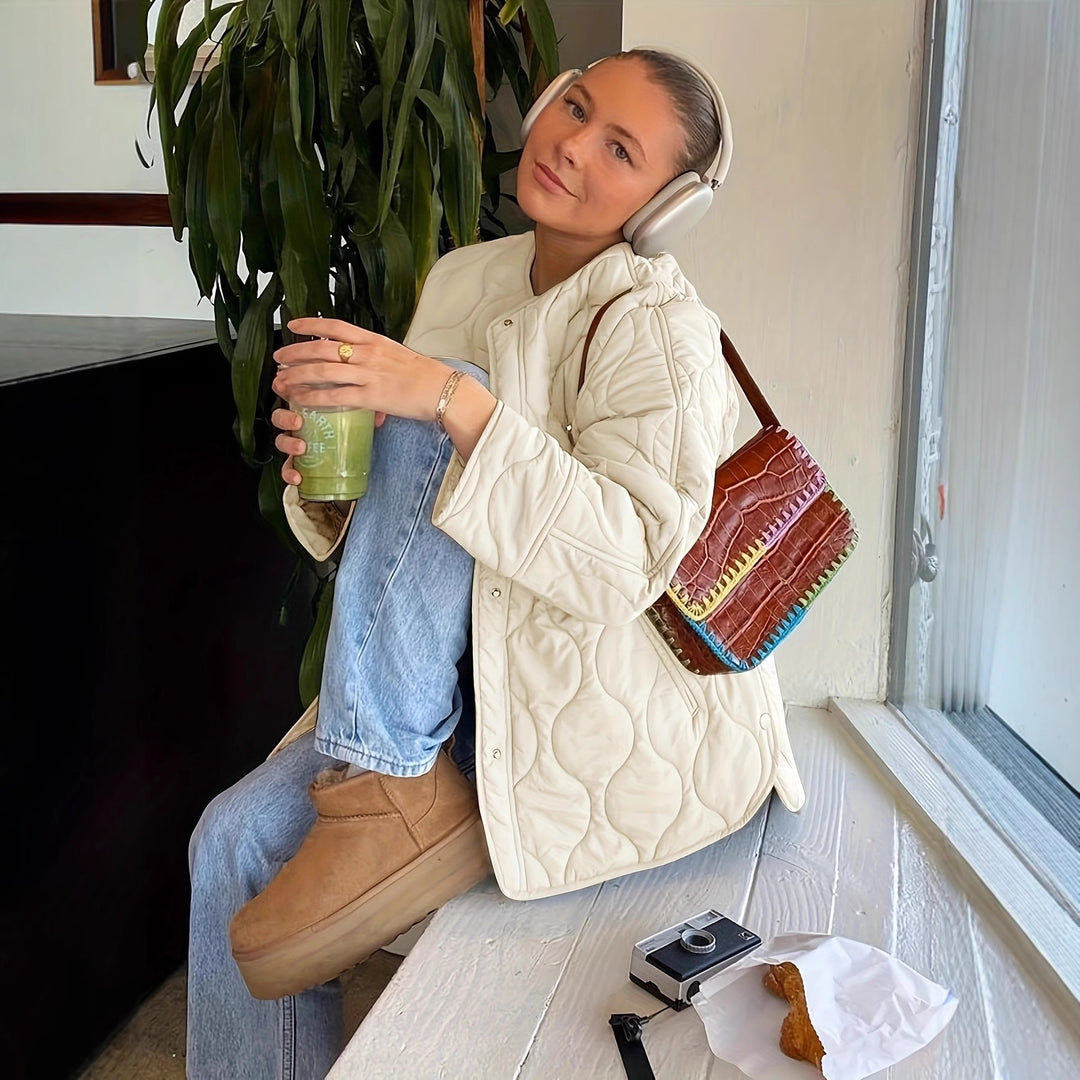 Damernas quiltad övergångsjacka med lös passform och praktiska fickor Mirla-Eva Jonsson