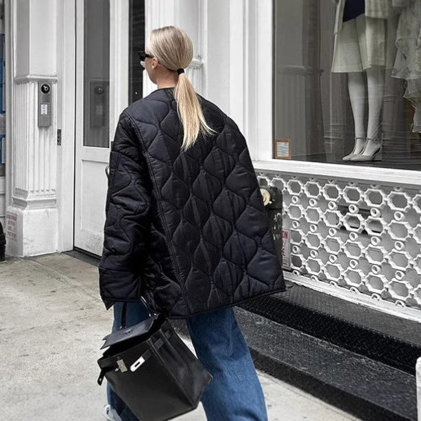 Damernas quiltad övergångsjacka med modernt snitt och praktiska fickor Mirla-Eva Jonsson