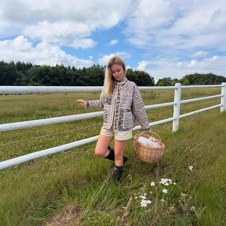 Damernas quiltad trädgårdsjacka med blommönster Mirla-Eva Jonsson