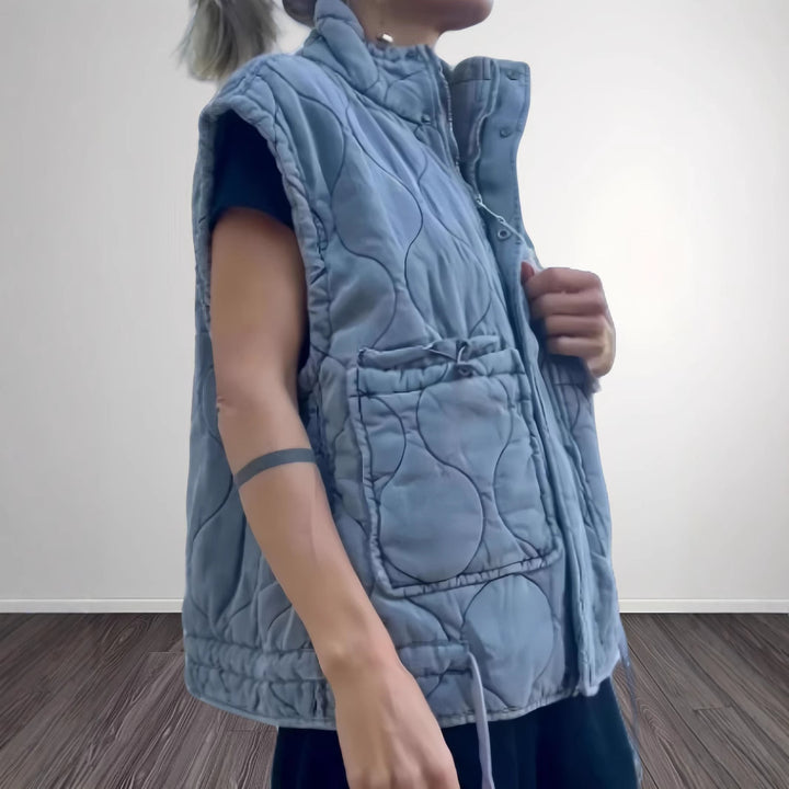 Damernas quiltad väst med praktiska fickor Mirla-Eva Jonsson