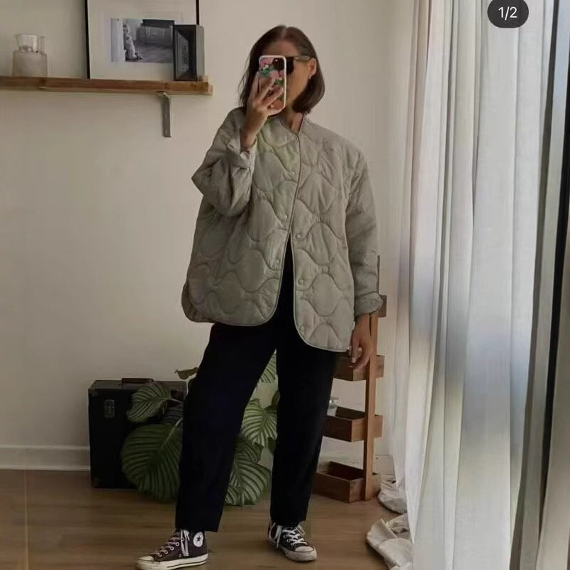 Damernas quiltad vinterjacka med asymmetrisk nederkant och knapplös stängning Mirla-Eva Jonsson