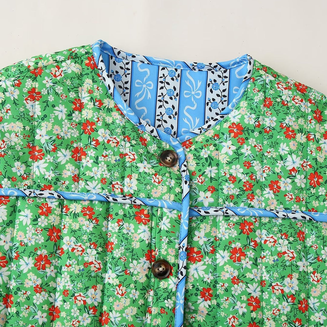 Damernas quiltade blommjacka med praktiska fickor och elegant krage Mirla-Eva Jonsson