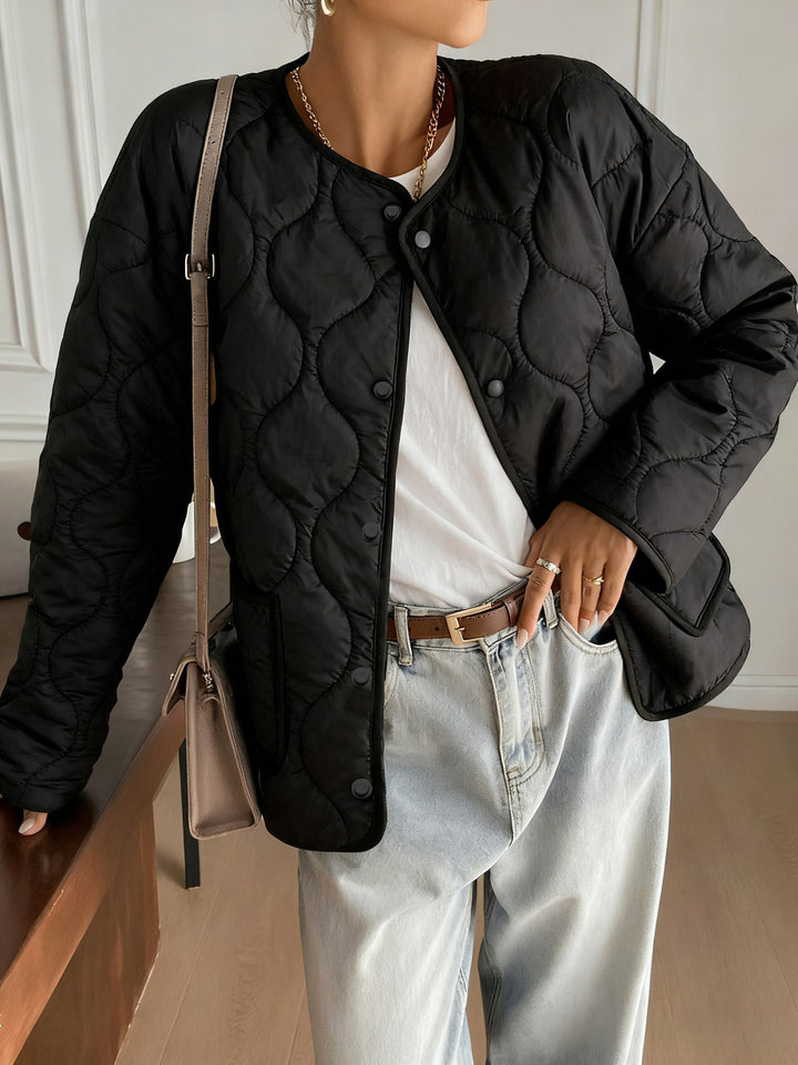 Damernas quiltade jacka med modern design och praktiska fickor Mirla-Eva Jonsson