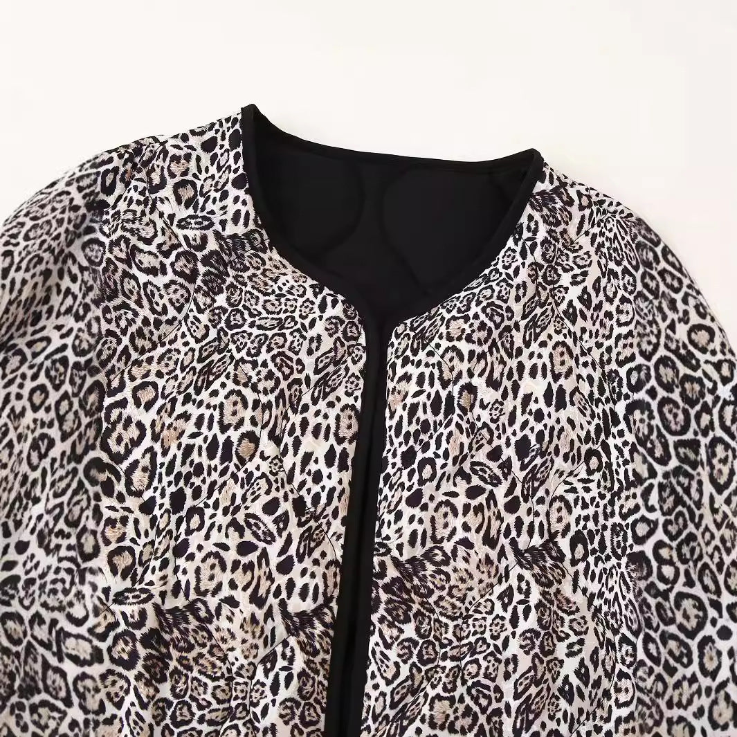 Damernas quiltade jacka med modernt leopardtryck och praktiska fickor Mirla-Eva Jonsson