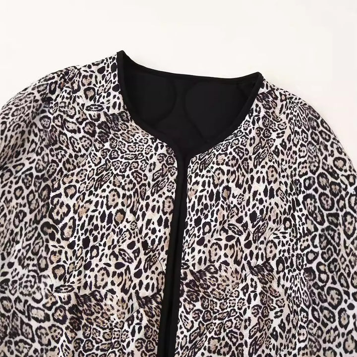 Damernas quiltade jacka med modernt leopardtryck och praktiska fickor Mirla-Eva Jonsson