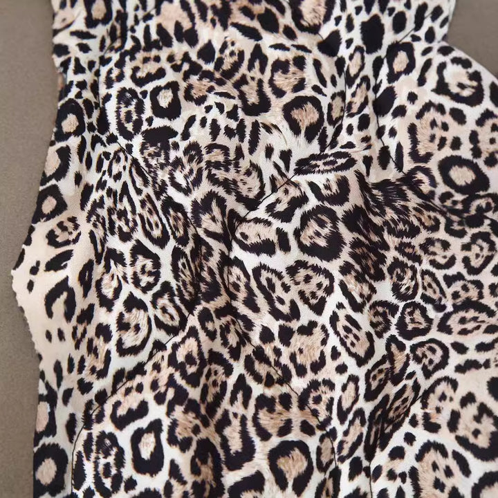 Damernas quiltade jacka med modernt leopardtryck och praktiska fickor Mirla-Eva Jonsson