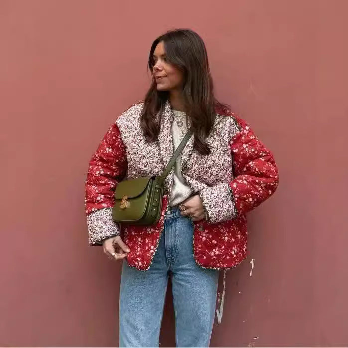 Damernas quiltade kavaj med blommönster Mirla-Eva Jonsson