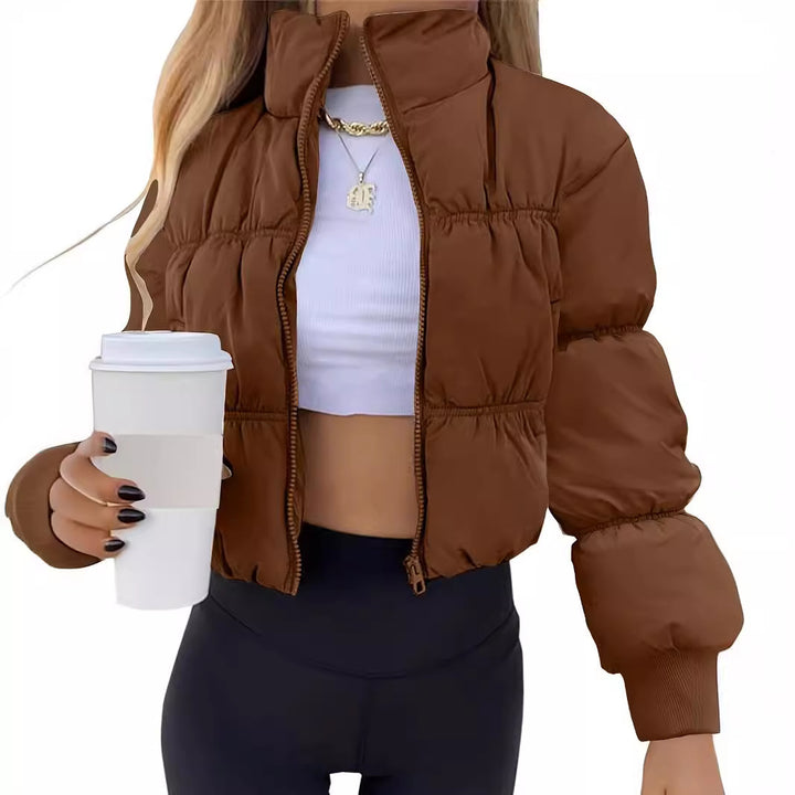 Damernas quiltade kortjacka med hög krage och voluminös passform Eva Jonsson-Eva Jonsson