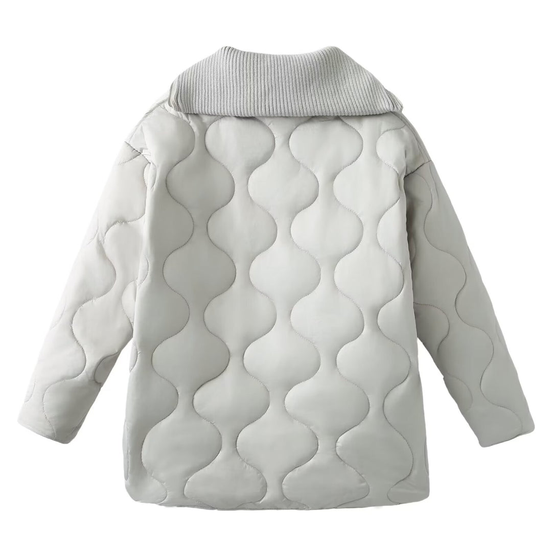 Damernas quiltade vinterjacka med hög krage och praktiska fickor Mirla-Eva Jonsson