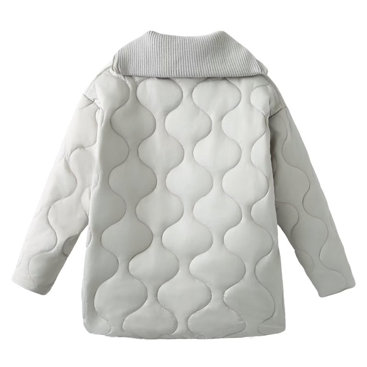 Damernas quiltade vinterjacka med hög krage och praktiska fickor Mirla-Eva Jonsson