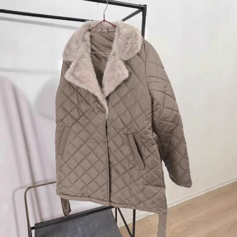 Damernas quiltade vinterjacka med mjuk krage och praktiska fickor Mirla-Eva Jonsson