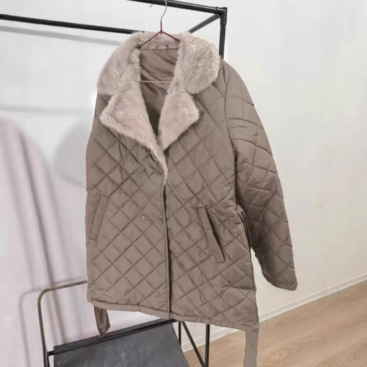 Damernas quiltade vinterjacka med mjuk krage och praktiska fickor Mirla-Eva Jonsson