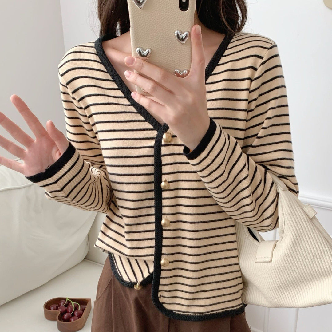 Damernas randiga cardigan med eleganta knappar och modern V-ringning-Eva Jonsson