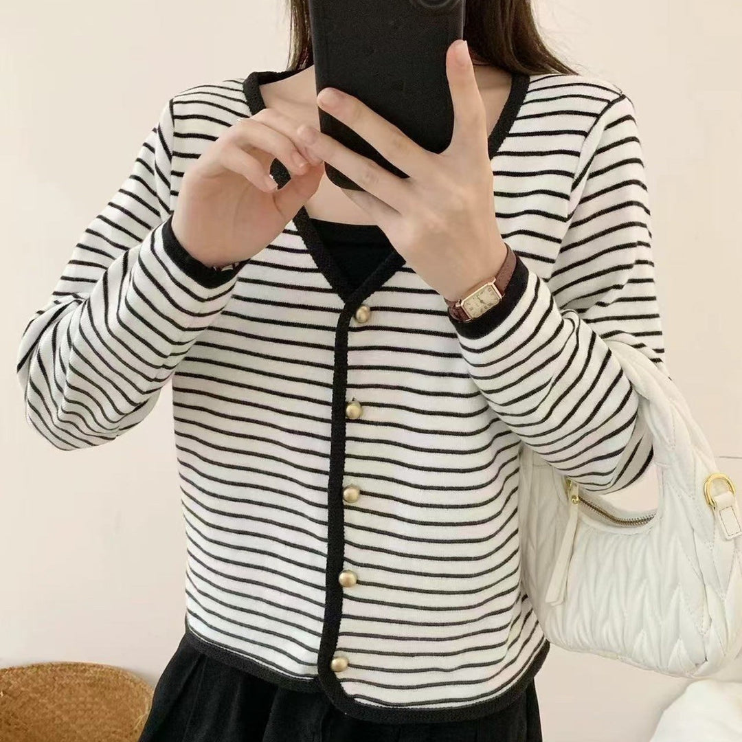 Damernas randiga cardigan med eleganta knappar och modern V-ringning-Eva Jonsson