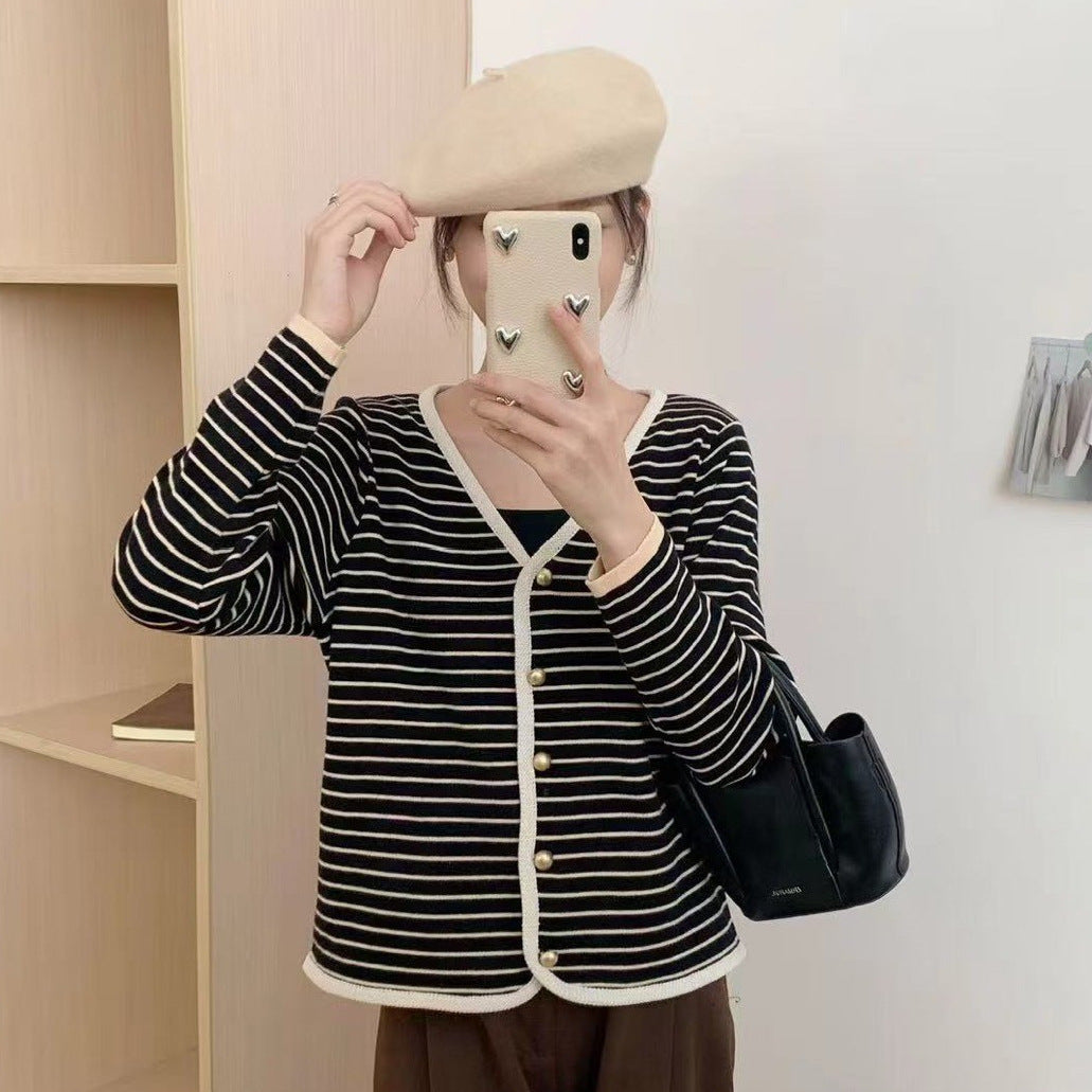 Damernas randiga cardigan med eleganta knappar och modern V-ringning-Eva Jonsson
