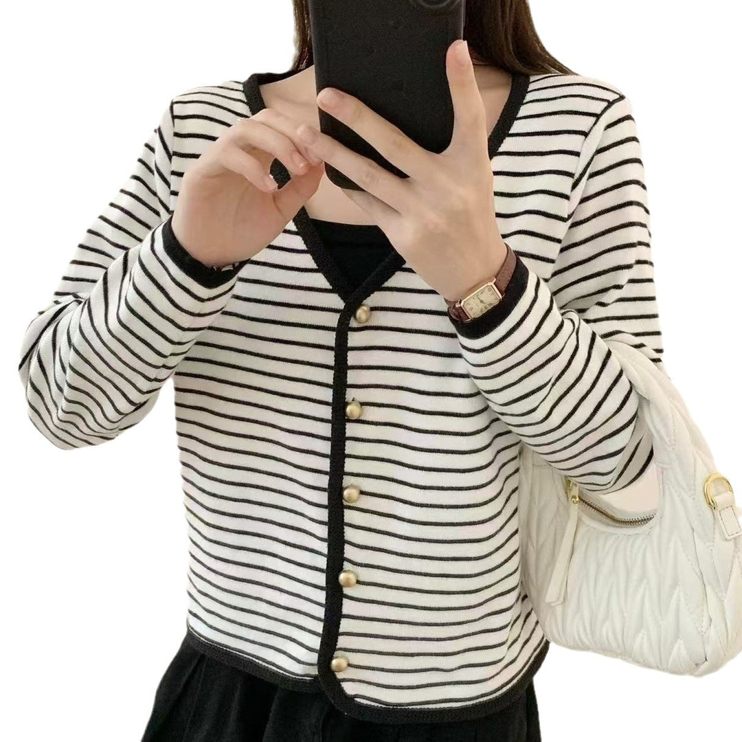 Damernas randiga cardigan med eleganta knappar och modern V-ringning-Eva Jonsson